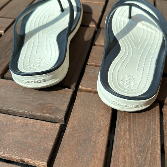 Women’s Crocs Flip Flops - Picture 9 of 12